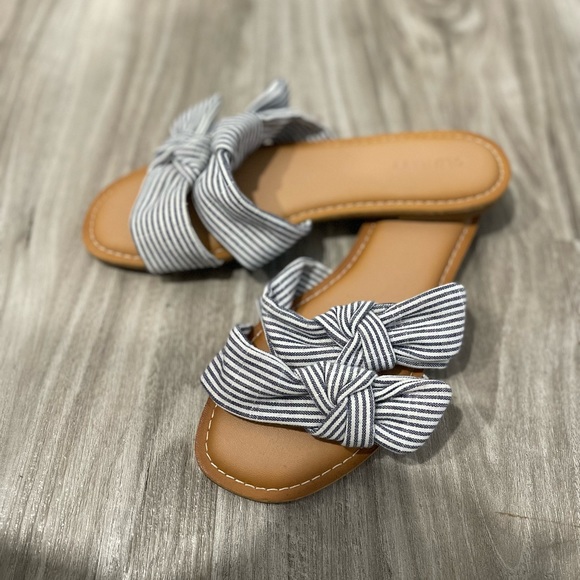 Old Navy White & Blue striped Slides - Picture 1 of 2
